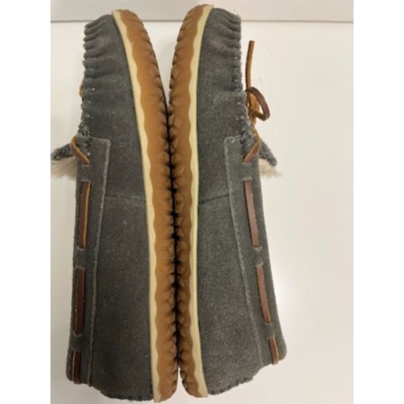 Minnetonka Tilia moccasin slipper in grey suede. Size 9(W). - Picture 5 of 8